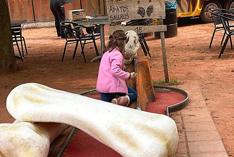 The 18th hole of Min(m)i mini golf, with Apatosaurus bones
